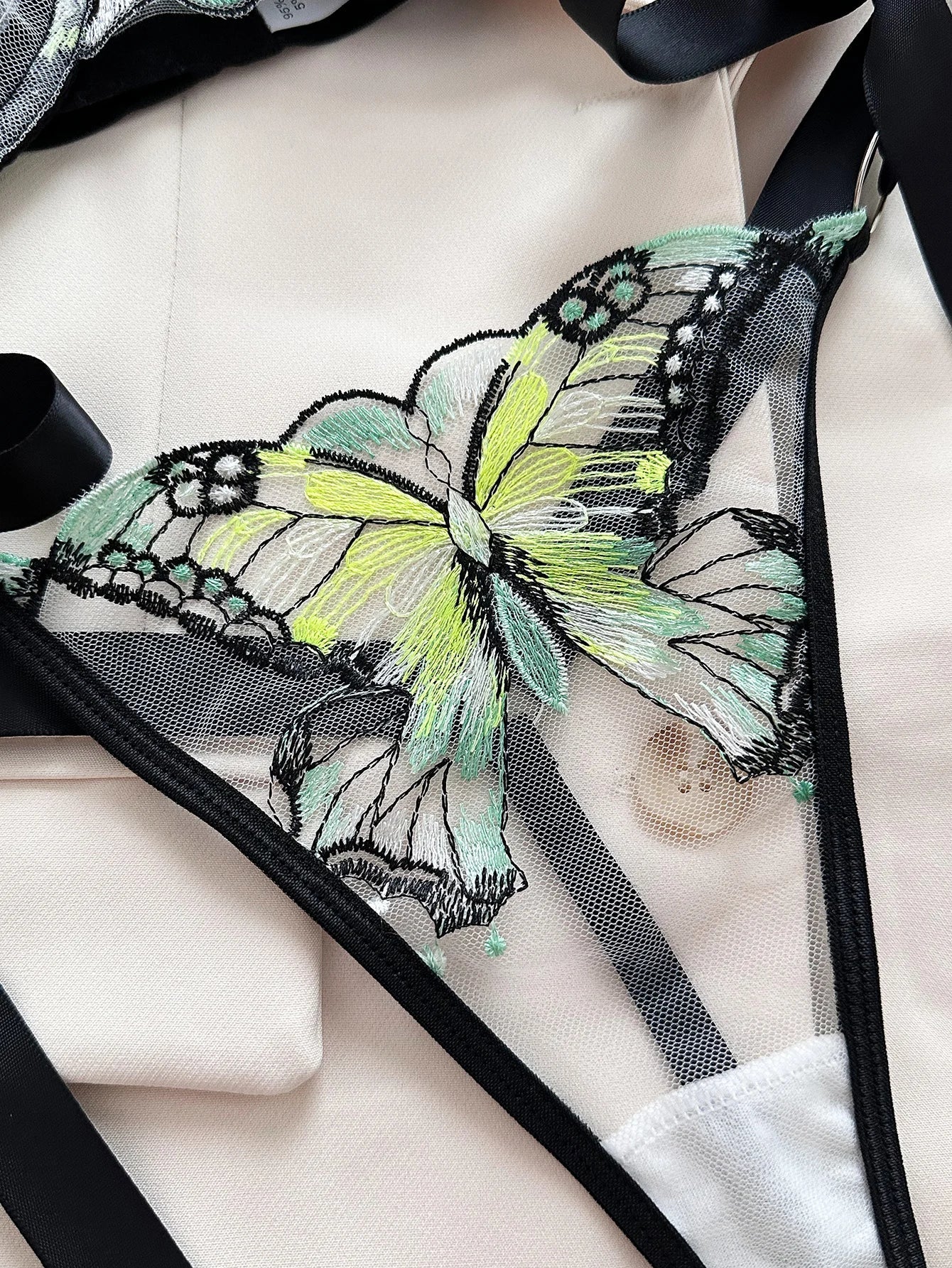 Conjunto de lencería de malla con bordado de mariposa Blair-Diabolique.es